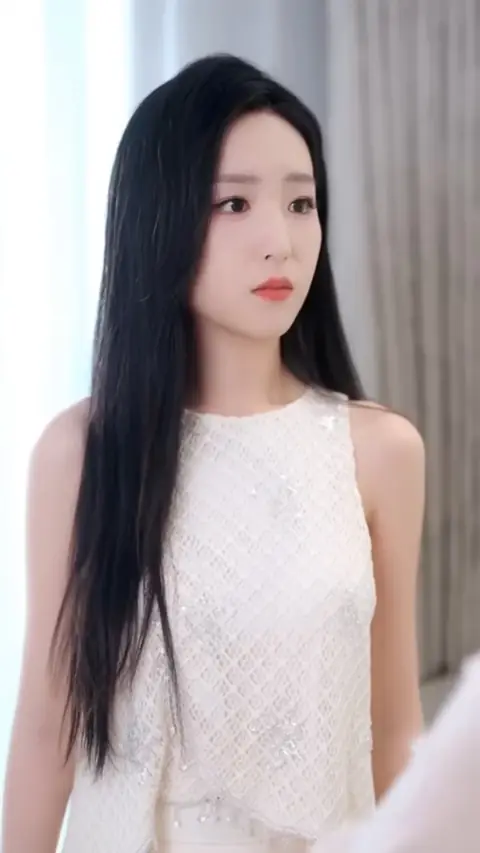 White sleeveless sequin lace top, still at 11:47 in CEO Saw Wife as Substitute for His First Love
